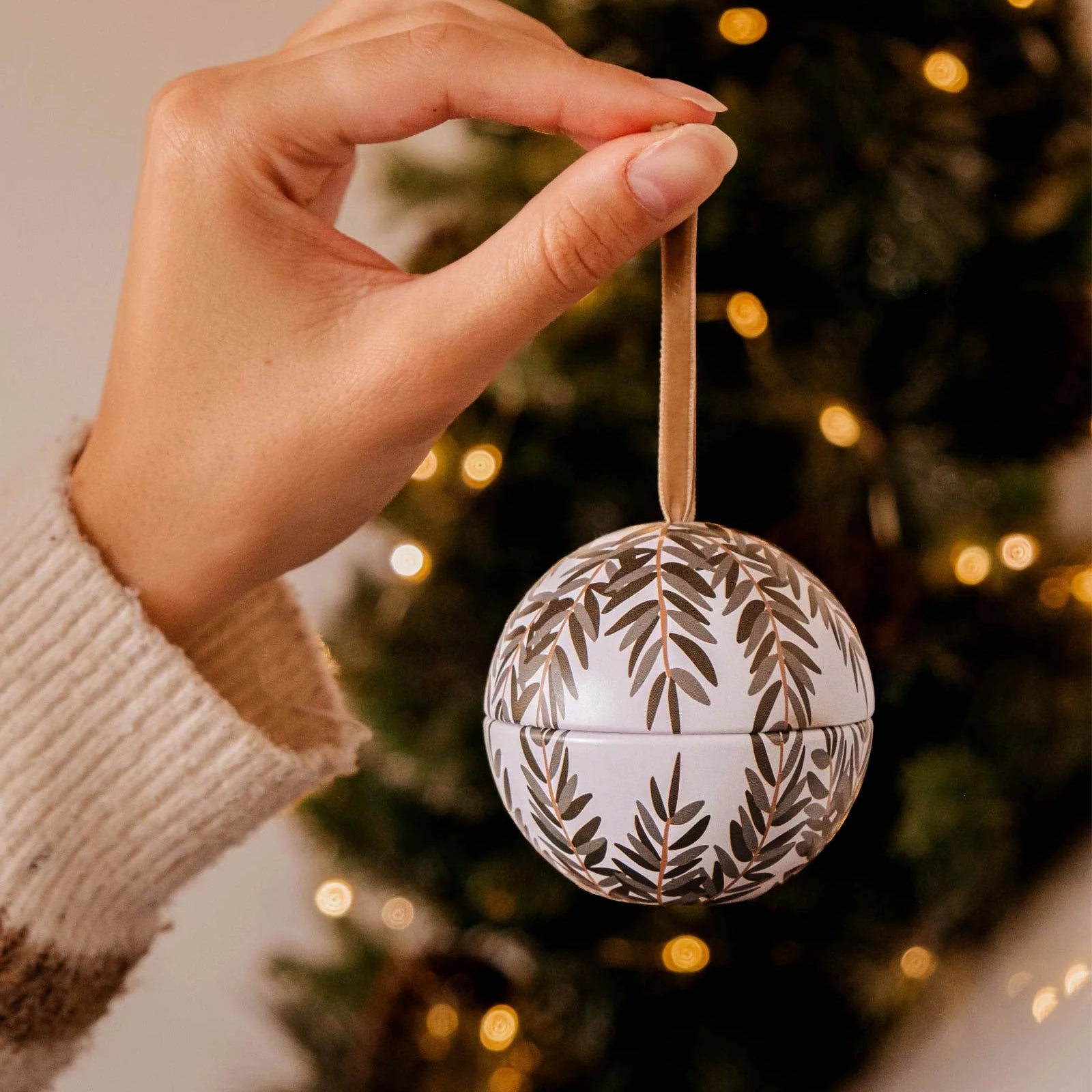 Wintea-Christmas-Ornament-Candle-Mimi-_-August-2.webp
