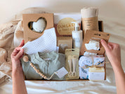 Boîte cadeau naissance bébé avec doudou, vêtements, soins doux et accessoires québécois