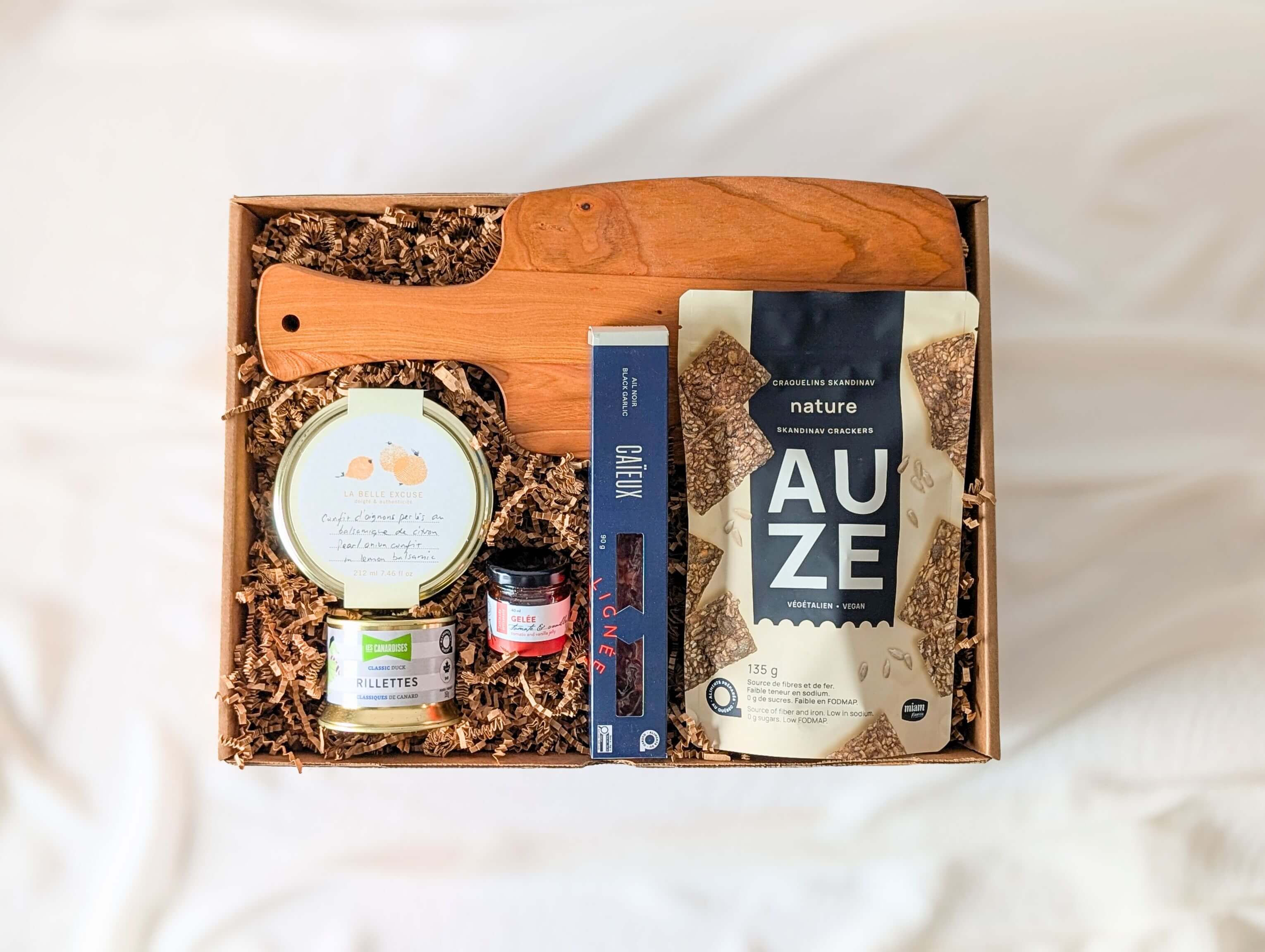 Boîte cadeau 5 à 7 avec planche en bois, rillettes, saucisson et craquelins du Québec