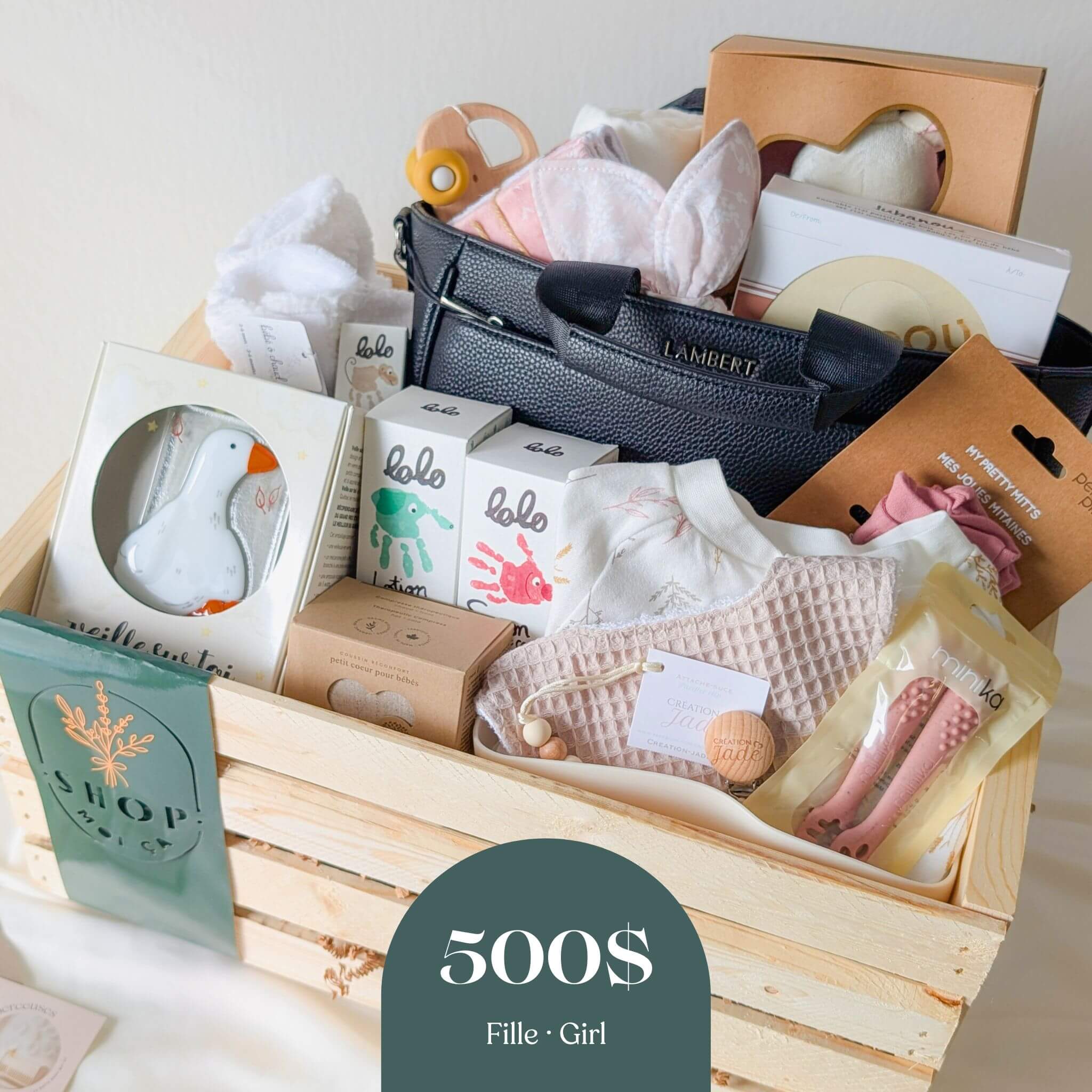 Boîte cadeau naissance fille 500$ avec sac Lambert noir, veilleuse veille sur toi et soins Lolo en caisse bois produits locaux