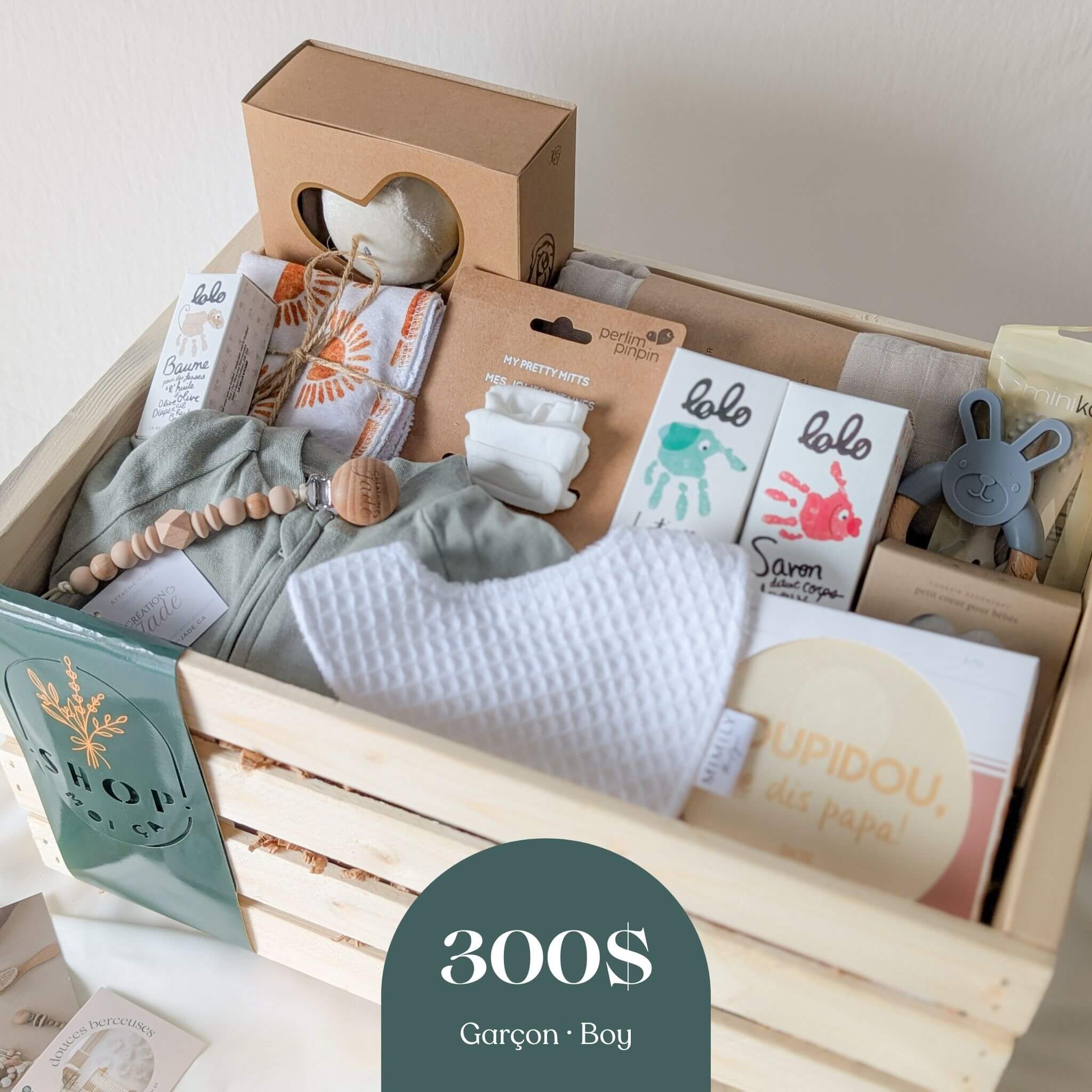 Boîte cadeau naissance garçon unisexe 300$ en caisse de bois avec vêtements, doudou et soins bébé produits locaux