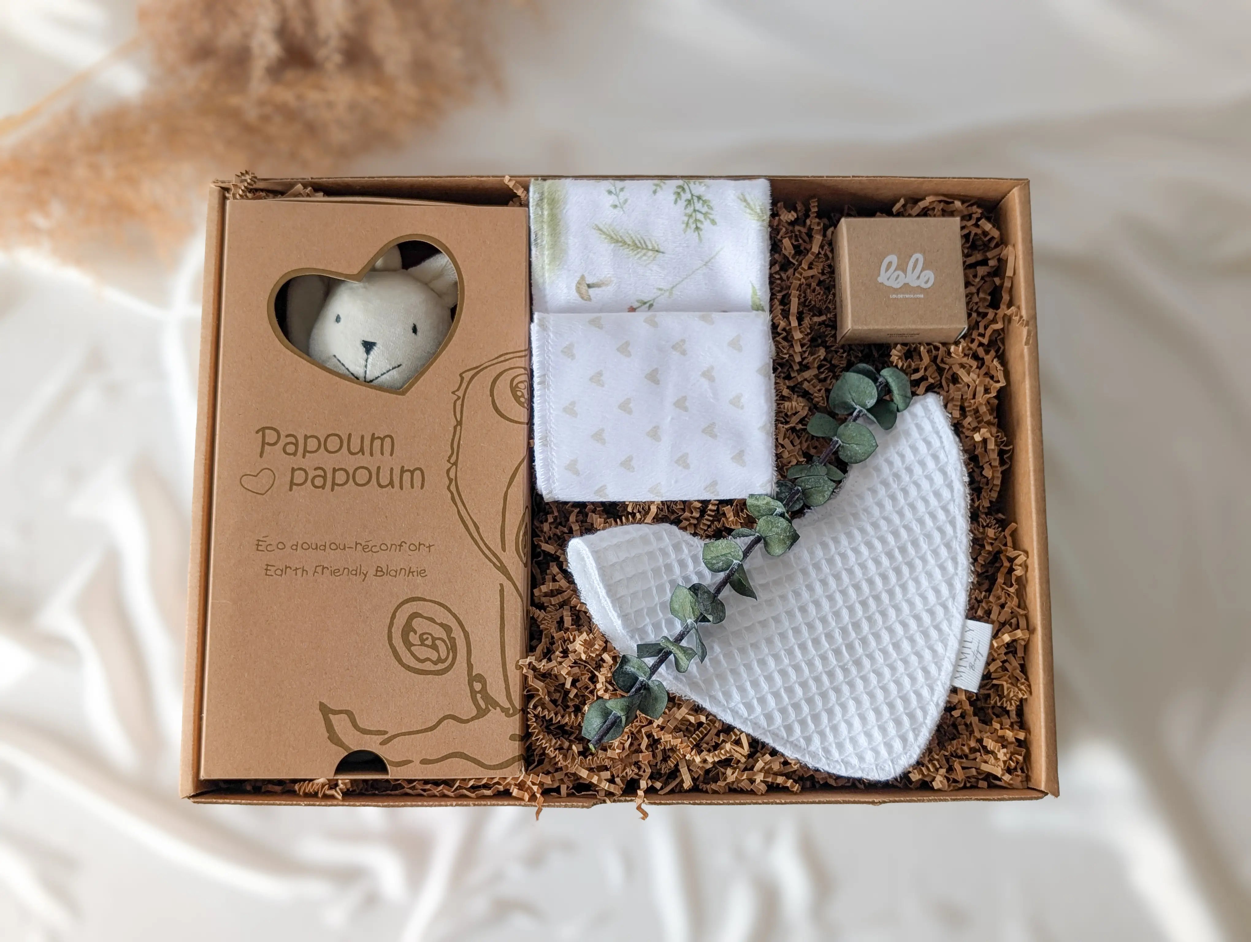 Boîte cadeau naissance unisexe avec doudou lapin Papoum Papoum, bavoir et produits Lolo & Moi