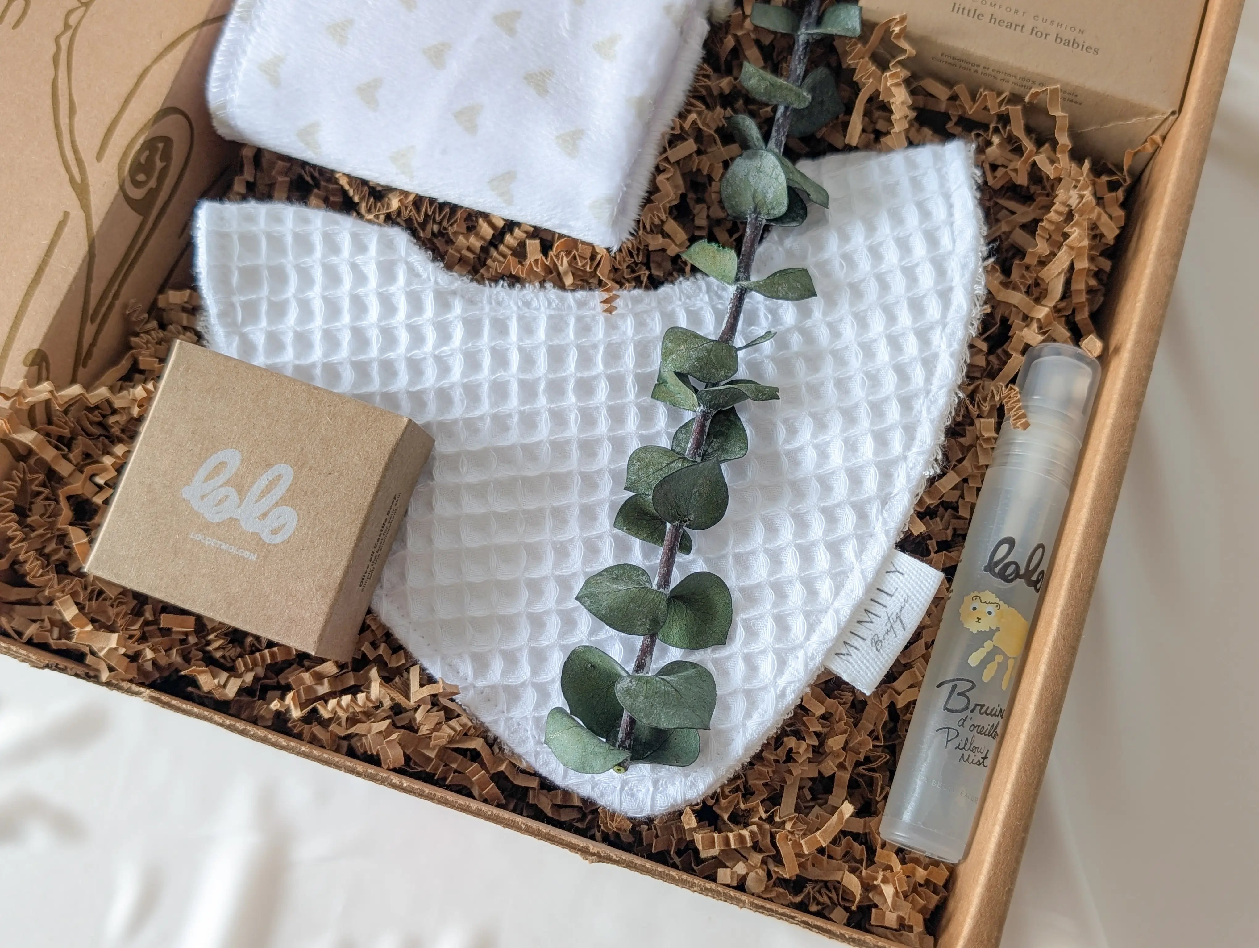 Détail boîte naissance Les essentiels Plus avec doudou Papoum Papoum et bruine Lolo & Moi