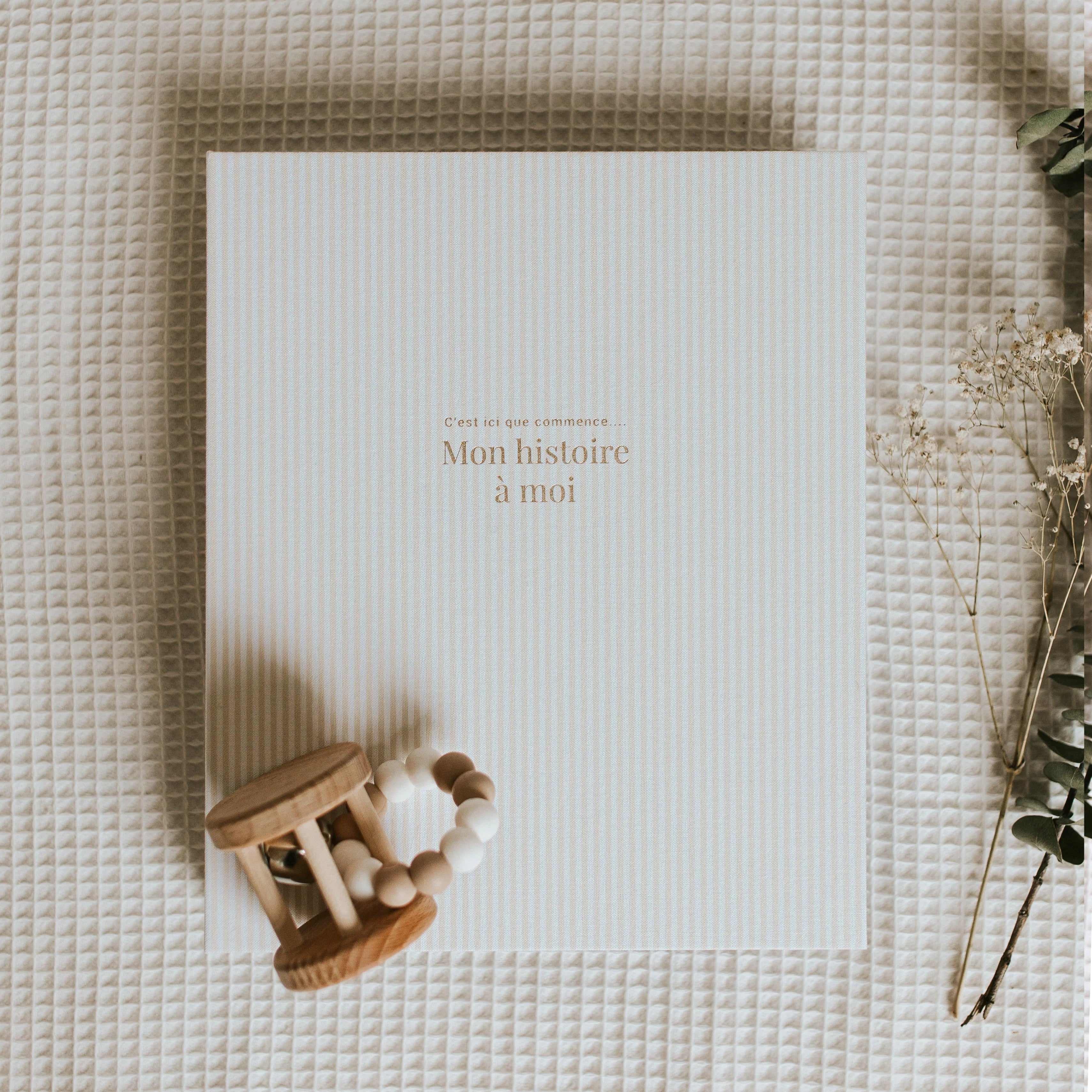 livre-bebe-beige-lepetittableaunoir.webp